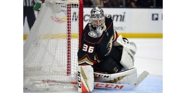 Gibson gör 30 sparar, Ducks 3-2 slår Oilers