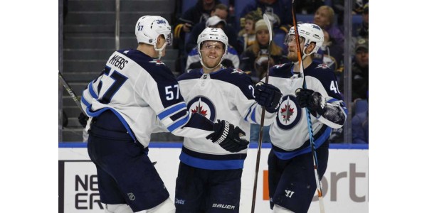 Kyle Connor hjälper Jets 7-4 beat Sabers