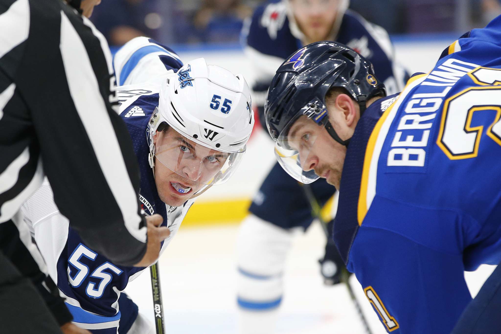 Jets öppna vägresa med 4-0 beatdown av Blues