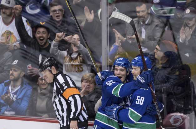 Canucks 4-2 beat Blackhawks