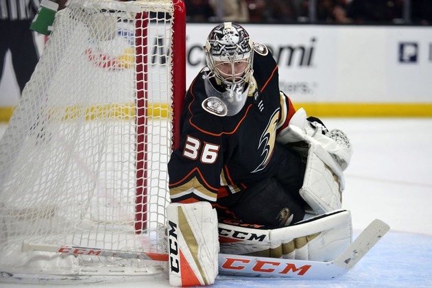 Gibson gör 30 sparar, Ducks 3-2 slår Oilers