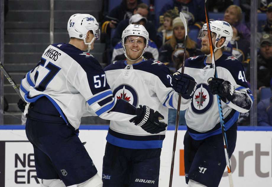 Kyle Connor hjälper Jets 7-4 beat Sabers